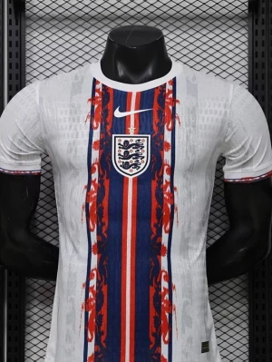England Nike matchtröja vit/blå/röd - Snygg England matchtröja från Nike i vitt med vertikala blå och röda ränder samt lejonmönster. Tröjan har korta ärmar, rund hals och England-emblemet på bröstet. Tillverkad i lätt och ventilerande funktionsmaterial, perfekt för fotboll eller träning. Du kan bestämma vilken storlek du vill ha!!! Det kan ta upp till 15-20 dagar för tröjorna att komma!!!