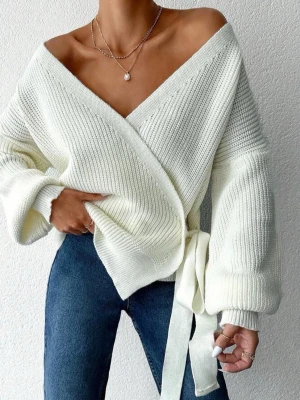 Vit omlottstickad tröja med knytband - Säljer denna superfin stickad kofta från svhein i storlek S. Aldri använd, alltså i helt nytt och perfekt skick.Perfekt ti både vardags o lite finare outfits💌