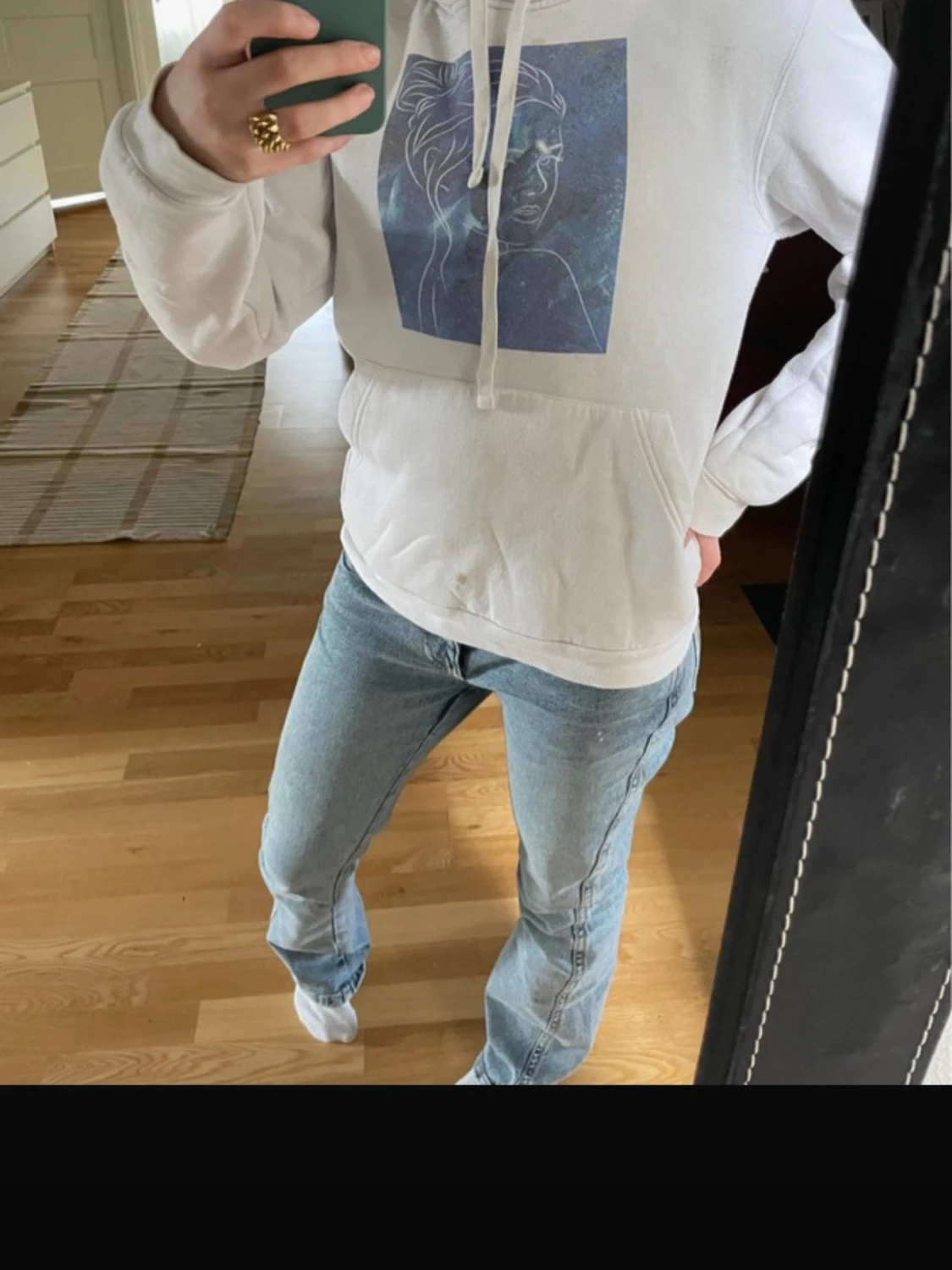 Vit hoodie med konstnärligt tryck - 1