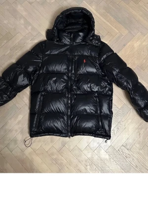 Ralph Lauren Gorham - Säljer en stilren Ralph Lauren Gorham jacka i storlek L. Jackan köptes förra året och är endast använd ett par gånger, då jag har gått ner i vikt och den tyvärr inte passar mig längre. Den är i mycket fint skick och passar perfekt både till vardag och mer uppklädda tillfällen. Nypris: 6695 kr. Priset är inte hugget i sten och kan diskuteras vid en smidig affär.