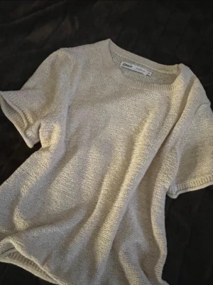 Beige stickad t-shirt från ONLY - säljer för jag aldrig använt! 