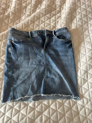 Blå jeanskjol - Säljer en snygg blå jeanskjol från pieces. Inga defekter och pris kan diskuteras☺️