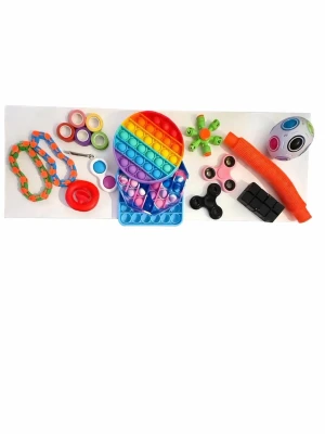 Stort set med fidgetleksaker - Säljer ett stort set med olika fidgetleksaker, inklusive pop it i regnbågsfärger, blått och mönstrat, fidget spinner, kub, stressboll, stretchy kedjor och fler små gadgets. Perfekt för dig som gillar att pilla och hålla händerna sysselsatta.