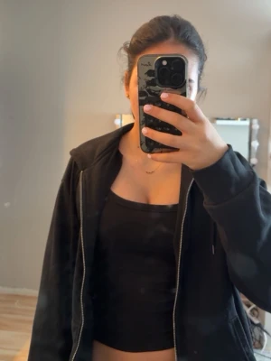 zip hoodie  - har använts ett par gånger. storlek L men fungerar på folk som bär L och S 😇