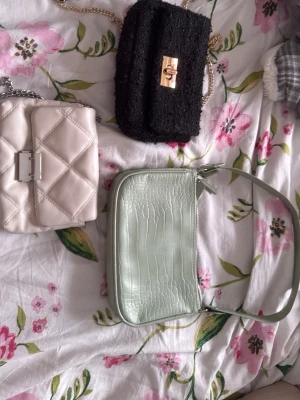 Olika handväskor (150kr för alla, priser separat står i beskrivningen) - Gröna väskan 70kr. Vita 50kr. Svarta 70kr. Eller alla 3 för 150kr. 🫶Vid sålda separat skicka ett meddelande så fixar jag en ny uppladdning med endast väskan du vill ha🫶