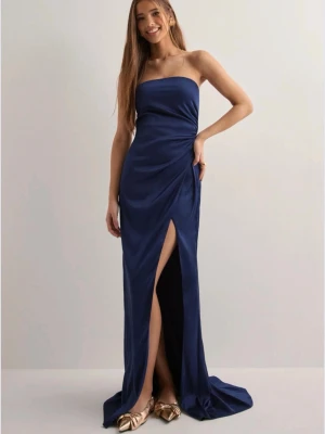 Marinblå axelbandslös långklänning - Elegant marinblå långklänning i satinliknande material med axelbandslös design. Endast använd en gång under min bal förra året, så den är som ny🤗🤗