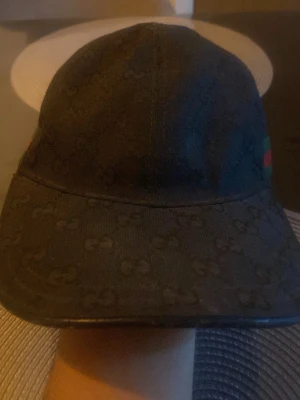 Svart Gucci keps  - Hej jag säljer min svarta äkta Gucci keps som jag har haft länge och använder inte längre den är lite böjd men går att fixa på några minuter pris kan alltid diskuteras:)