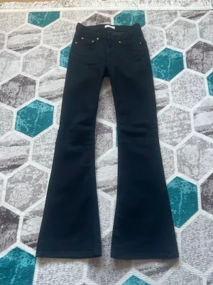 Svarta utsvängda jeans - Säljer ett par svarta jeans med utsvängda ben.        köpta från Gina tricot och bara använda en enstaka gång, Jensen är i storlek 34 