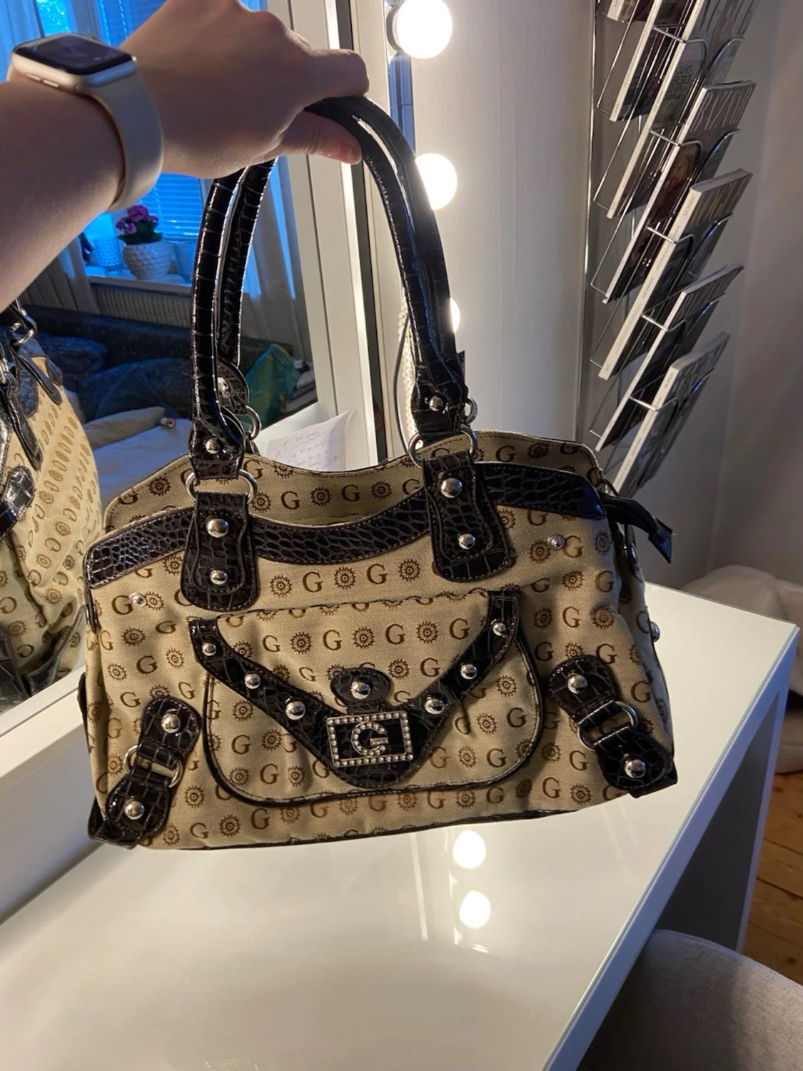 Beige Guess handväska med detaljer - 1