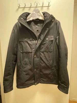 Field jacket  - Tja! Säljer denna sjukt snygga Field jacket perfekt till sommaren. Nypris ligger runt 1500 men säljer nu för ändast 649kr. Skick 9/10 utan några defekter. Hör gärna av er vid minsta lilla fundering. 