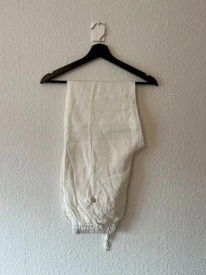 Vita linnebyxor från scuza  - Vita linnebyxor från scuza i absolut nyskick, aldrig använda. Storlek XL men sitter som 32/34 perfekt för dig som är lång