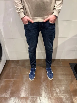 Dondup george - Dondup jeans | Riktigt feta och populära jeans | Skick= 9,5/10 | nypris= 4000 kr | vårt pris= 699kr | Hör av dig vid minsta fundering!