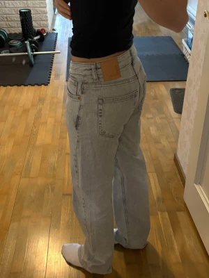 Ljusgrå raka jeans  - Säljer ett par ljusgrå raka jeans från bikok, dom har små defekter som man kan se på bild 3, men utöver det så är det inga problem med jeansen 