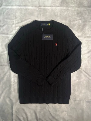 Ralph lauren sweater - Svart Ralph Lauren tröja – strl L 🖤   Stilren och tidlös, bra skick och skön passform.    📦 Snabb frakt   💸 Pris kan diskuteras vid snabb affär