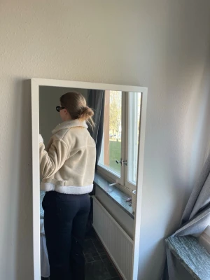 Beige jacka från ZARA, med fakeskinn och teddymaterial  - Säljer en beige fakeskinn jacka med vit teddymaterial på krage, ärmslut och innerfoder. Jackan har croppad passform och hög krage som går att vika upp. Perfekt för dig som vill ha en trendig och mysig jacka till hösten eller vintern. Använd fåtal gånger och upplevs mindre än storlek M.