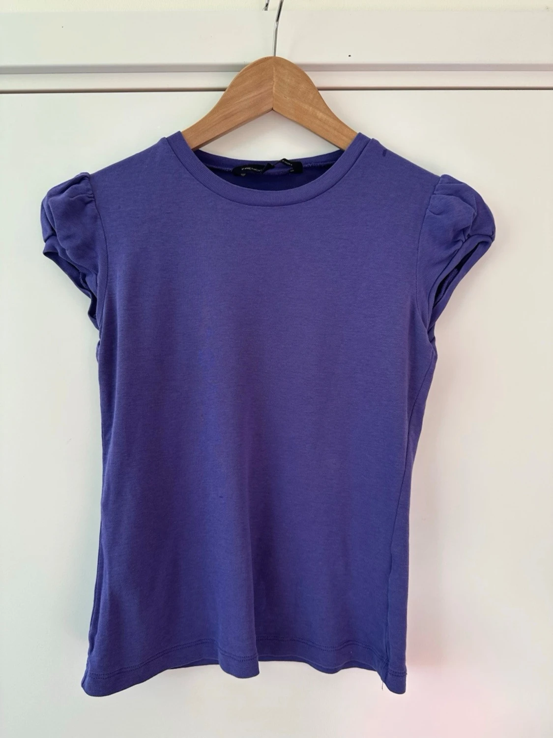 Lila topp med puffärmar - French Connection - storlek S