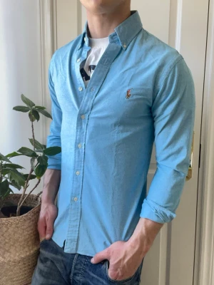 Ralph Lauren slim fit stretch oxford skjorta  - Ralph Lauren slim fit stretch oxford skjorta , holy nice skjorta. Inga defekter! Modellen i bilderna är 180 cm 75 kg och bär Storlek S slim fit  , Kom med frågor! 🌟 (Kan gå ned i pris vid köp av paket 😉) 