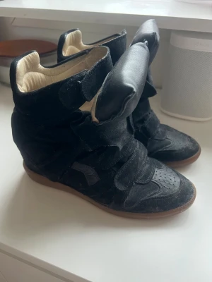 Isabel Marant skor - Skor från Isabel marant med tecken på användning men fortfarande superfina🤍Strl 39 men passar mig med 38 också! (Lite dammiga på bilderna🫣)
