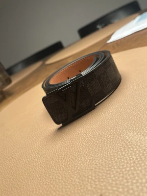 Jätte fint skärp  - Säljer denna jätte fina bältet som man kan använda vardagligen. Väldigt Basic och fint med den svarta färgerna. Bältet är helt nytt och i storlek 105 cm ifall du undrar över fler bilder går det bra att skriva till mig 