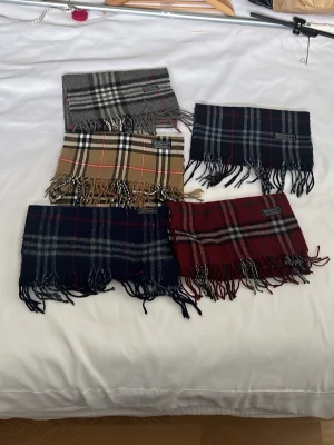 5 st burberry halsdukar  - 5 st burrbery halsdukar. Alla ingår i priset. Vill du köpa färre ca 1,2,3,4 etc. Hör av dig 🤙. 