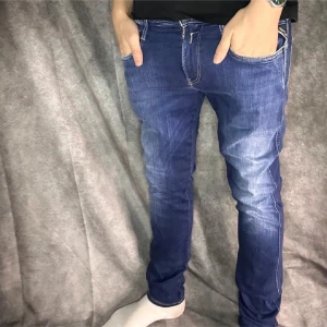 Blå slim fit jeans med vita sömmar - Replay Anbass size 30/34. Väldigt bra skick. Skickas samma dag som köpet. Ställ gärna frågor 