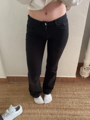 Jeans - Ett par jeans från hm i modellen low flare i storlek 32. Väl använda så materialet har blivit tunnare pga tvättar. Ett litet hål på fickan efter telefonen