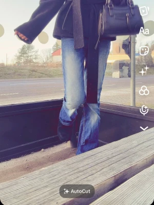 Blå bootcut jeans med slitningar - Snygga blå bootcut jeans med (kvargfärga) och klassisk femficksdesign. Jeansen  har en något utsvängd passform nertill och är i jätte snygga. Perfekta för en avslappnad och trendig look. Säljer dem då jag har växt ur dem.