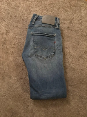 Replay Anbass - Tvärsnygga Replay jeans i moddelen Anbass-Hyperflex 👖🔥 Riktigt bra kvalitet och i superbra skick!  Nypris ca 1800 kr 💰 Mitt pris: 429 kr 💸  Hör av dig vid minsta fråga – svarar snabbt! 🙌