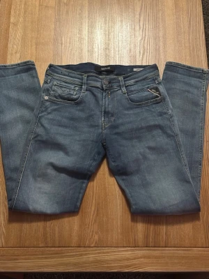 Blå jeans från Replay - Snygga blå Replay Anbass jeans! Inga hål eller defekter. Går att stylea med de mesta klädesplaggen! Hör av er vid funderingar! ☺️