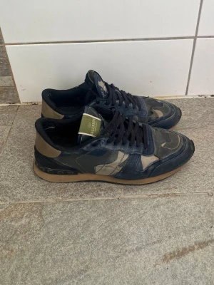 Blåa Valentino rockrunners  - Snygga sneakers från Valentino med camomönster. Dustbags medföljer som jag kan bifoga bild på vid efterfrågan.  Priset är ej hugget i sten. Öppen för byten 