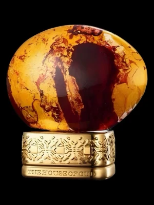 The House of Oud Almond Harmony - The House of Oud Almond Harmony är en Eau de Parfum för både kvinnor och män. Doften har toppnoter av mandel, bergamott, apelsinblomma och petitgrain. Hjärtnoterna består av heliotrop, iris, ylang-ylang, jasmin och ros. Basnoterna inkluderar vanilj, tonkaböna, tolubalsam, perubalsam och mysk.  Se bild 3 för kvarstående mängd, 8ml från början.  Samfraktar gärna! Säljer mer parfymer så kika gärna på mina andra annonser  Tveka inte att ställa frågor!