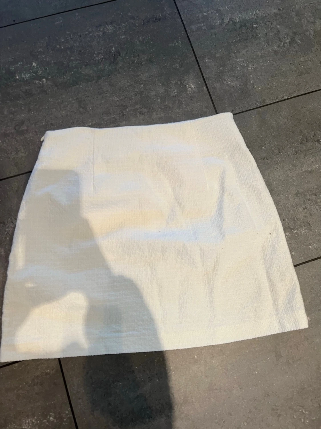 Vit kortkjol med fickdetaljer - 1