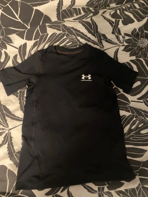 Svart kompressionströja Under Armour - Under armour compression T-shirt som jag fick idag. Den är för liten därför säljer jag den, har bara testat den priset kan ändras vid snabb affär 