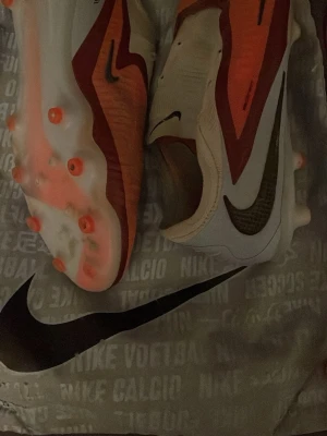 Nike phantom gx 6 elite fotbollsskor - Säljer ett par Nike Phantom GX 6 Elite som är designade för precision och touch på bollen en väldigt bekväm skor med gripknit som ger skon mer grep. Skorna är i okej skick inga hål eller rnågot annat bara lite använda 