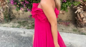 Rosa axelbandslös klänning med volanger - Söker denna klänningen 