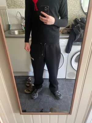 Svart sweatshirt ami Paris - Säljer en svart ami Paris i storlek S. Har blivit för liten så säljer den nu.