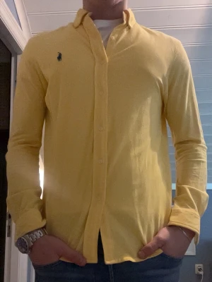 Ralph lauren skjorta  - Säljer en stilren gul Ralph lauren skjorta i mesh material som passar perfekt inför sommarn☀️storleken på skjortan är m! Byten kan vara intressant. Hör gärna av er för vid frågor/fler bilder! 