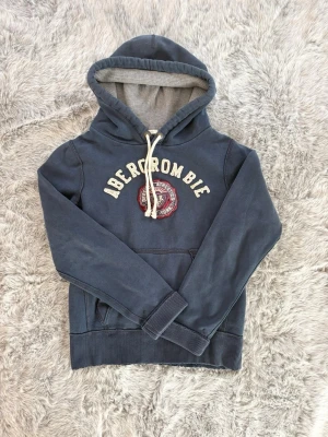 Abercrombie & Fitch Hoodie  - Säljer denna sällsynta och mycket eftertraktade Abercrombie & Fitch hoodie | Storlek S | Skick 9/10 | Vid eventuella frågor hör gärna av dig och erbjuder bra pris vid köp av bundle 😁✅