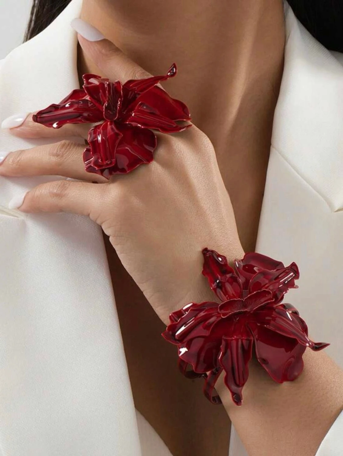 Rött armband med stor blomma