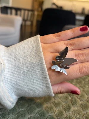 Fjärilsring IOAKU - Ring från Ioaku, nypris 499kr. Har tappat lite färg på ringen under, ingenting på självaste fjärilarna.