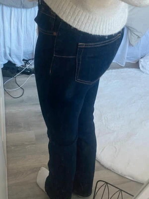 Mörkblå midwaist/highwaist jeans från Zara - Jag säljer dessa jättefina slutsålda mörkblå midwaist/highwaist jeans från Zara. De är i storlek 36. De är använda vid fåtal tillfällen och är i bra skick. De har en liten fläck baktill(se sista bilden). Vid fler bilder är det bara att höra av sig💕🤩