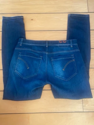 Dondup George jeans W33 – premium denim - Dondup George jeans – blå Storlek W33  Mycket bra skick  Midja ca 43 cm Total längd 106 cm  Slim / skinny fit Premium denim  Nypris runt 3000 kr  Pris kan diskuteras vid snabb affär 👀