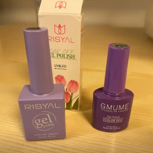 Lila gelnagellack RISYAL & GMUME - Två lila gelnagellack från RISYAL och GMUME. RISYAL kommer i en fyrkantig flaska med silvertext och GMUME i en rund flaska med vit text. Båda är soak-off och används med UV/LED-lampa. Perfekt för dig som vill ha snygga och hållbara naglar.