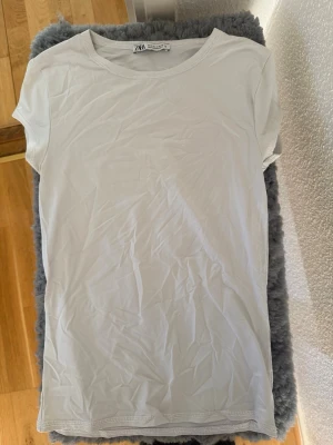 Vit T-shirt  - Vit t-shirt, perfekt som basplagg eller tränings tröja. Det är stretchigt träningsmaterial. 