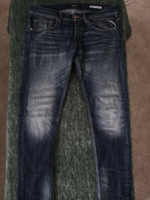 Mörkblåa Replay Willbi byxor - Mörkblåa Replay Willbi byxor använda nån gång. Skicket är mycket bra. Skriv frågor vid funderingar! Priset är inte hugget i sten🚨