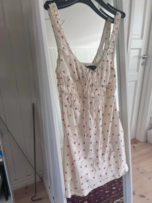 Blomming klännibg från Zara - Blommig silkes klänning. Använd endast en gång.