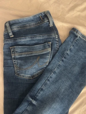 LBT jeans säljes! - Superfina blåa lågmidjade bootcut jesns från Lbt i storlek W24 L30. Endast litet slitage där nere vid benen med inget som syns. De sitter toppen på och kan går till allt!💗Passar till mig som vanligtvis har Xs men kan passa S också💞Priset kan diskuteras till en viss gräns!