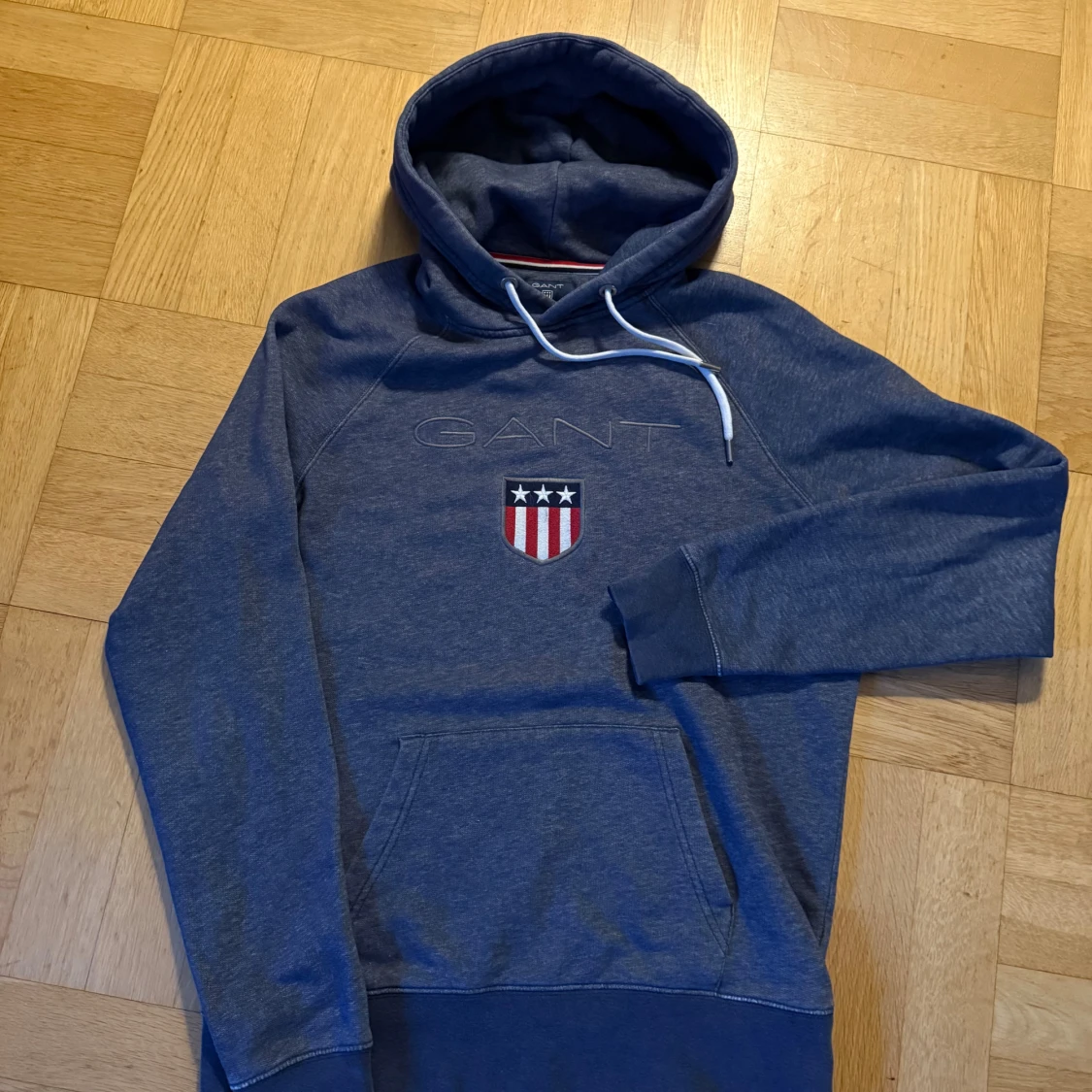 Blå hoodie från GANT med logga