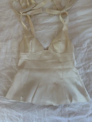 gul topp - super fin satin topp från gina tricot! storlek xs