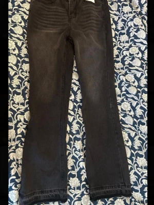 Svarta bootcut jeans. - Säljer den här fina byxan för att den är för lite för mig och eftersom det är det så har jag ej använt dem sens jag har köpt dom. Har haft dom lite strax innan 24 timmar.